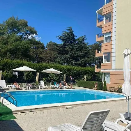 2-bedroom 300m To The Appartement Pomorie