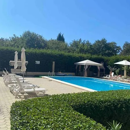 2-bedroom 300m To The 아파트