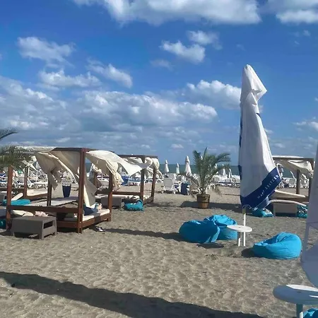 2-bedroom 300m To The *