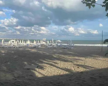 2-bedroom 300m To The Appartement Pomorie