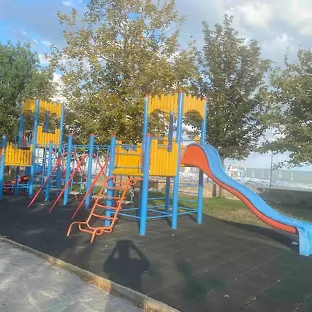 2-bedroom 300m To The Appartement *