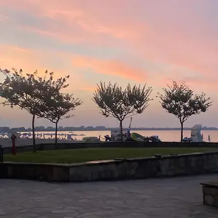 2-bedroom 300m To The *