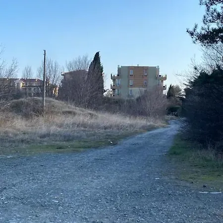 2-bedroom 300m To The 아파트