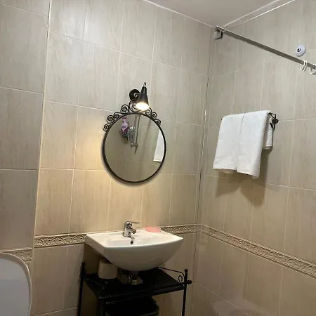 2-bedroom 300m To The 아파트