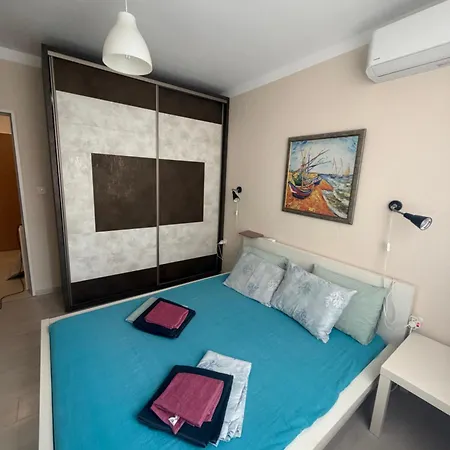 2-bedroom 300m To The Appartement